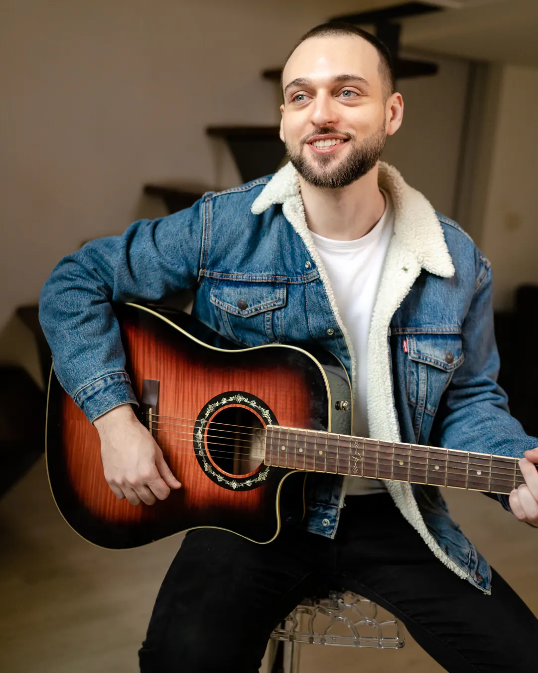 Ritratto uomo seduto, naturalezza e sicurezza comunicata visivamente